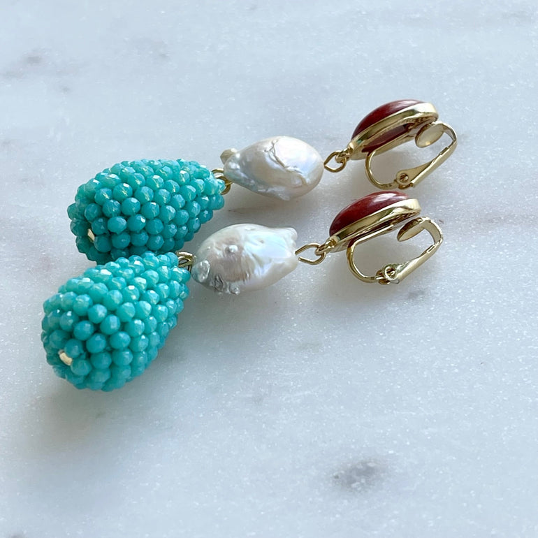 Ohrclips CHARLOTTE: Amazonit, Süßwasserperlen, Kristall. Eleganter Clip-Verschluss, 18 K vergoldetes Messing. Länge 6,9 cm, Breite 1,5 cm. Natürlicher Howlit in Korallenton. Lässige Eleganz mit Koralle, Türkis und Perlen. Perfekt zu Jeans und Blazer. Stilvolles Accessoire