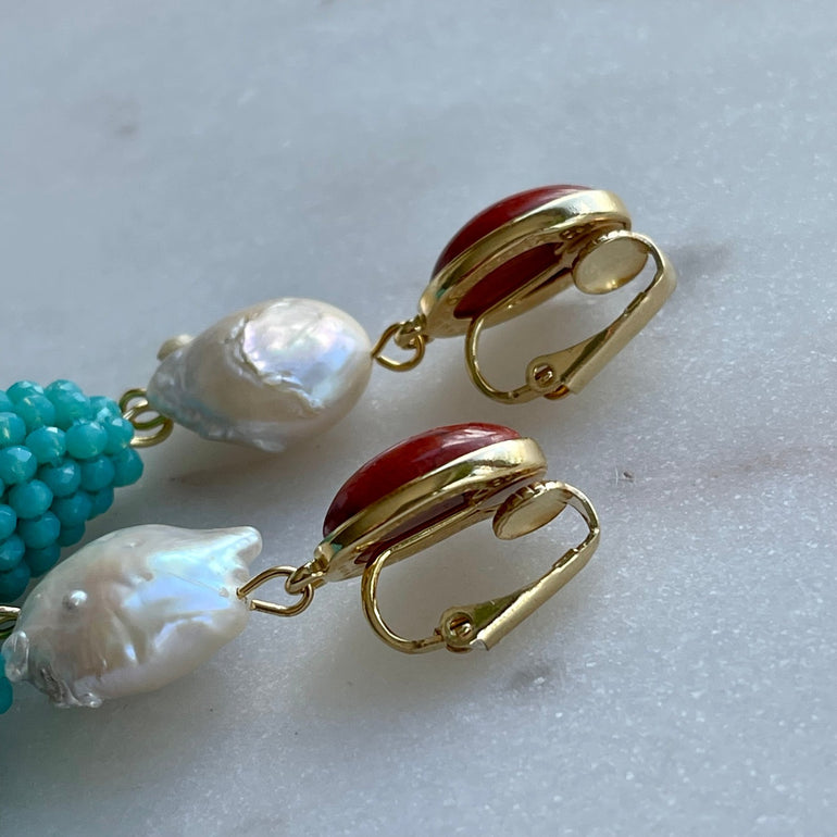 Ohrclips CHARLOTTE: Amazonit, Süßwasserperlen, Kristall. Eleganter Clip-Verschluss, 18 K vergoldetes Messing. Länge 6,9 cm, Breite 1,5 cm. Natürlicher Howlit in Korallenton. Lässige Eleganz mit Koralle, Türkis und Perlen. Perfekt zu Jeans und Blazer. Stilvolles Accessoire