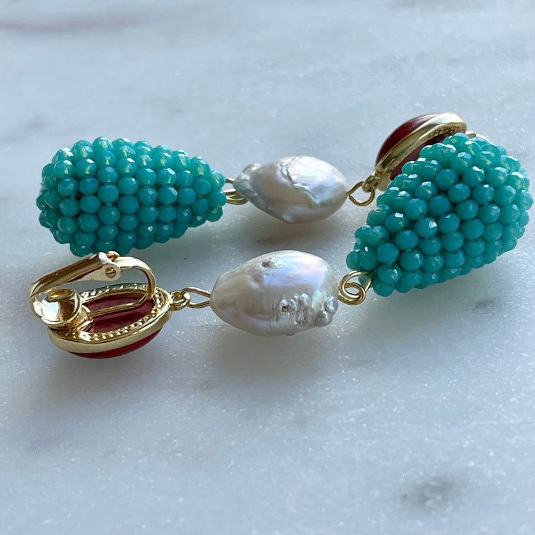 Ohrclips CHARLOTTE: Amazonit, Süßwasserperlen, Kristall. Eleganter Clip-Verschluss, 18 K vergoldetes Messing. Länge 6,9 cm, Breite 1,5 cm. Natürlicher Howlit in Korallenton. Lässige Eleganz mit Koralle, Türkis und Perlen. Perfekt zu Jeans und Blazer. Stilvolles Accessoire