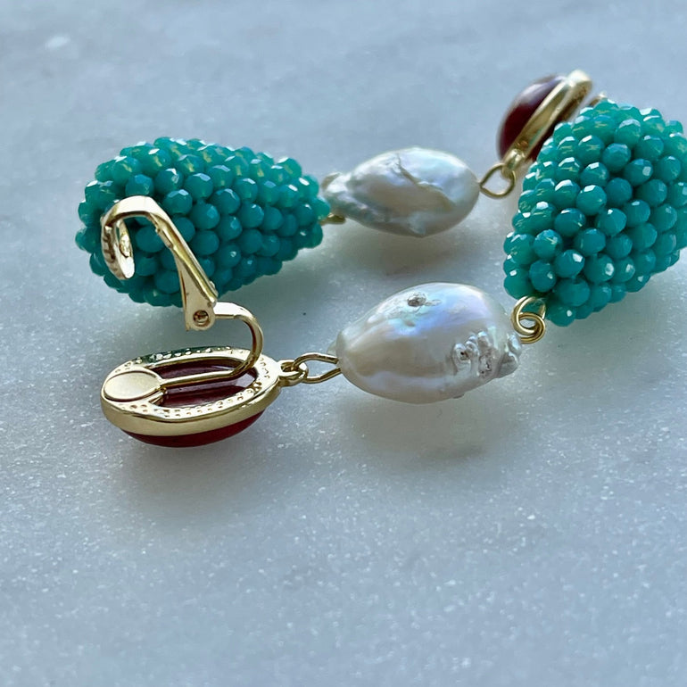 Ohrclips CHARLOTTE: Amazonit, Süßwasserperlen, Kristall. Eleganter Clip-Verschluss, 18 K vergoldetes Messing. Länge 6,9 cm, Breite 1,5 cm. Natürlicher Howlit in Korallenton. Lässige Eleganz mit Koralle, Türkis und Perlen. Perfekt zu Jeans und Blazer. Stilvolles Accessoire