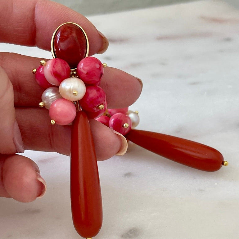 Ohrclips "LINA" mit Süßwasserperlen und Korallen - Mit praktischem Clip-Verschluss  Länge: 5,5 cm - 18 K vergoldetes Messing mit eleganten Süßwasserperlen und leuchtenden Korallen 