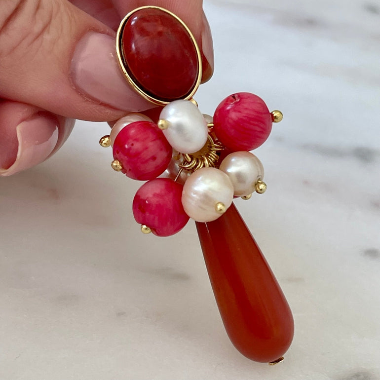 Ohrclips "LINA" mit Süßwasserperlen und Korallen - Mit praktischem Clip-Verschluss  Länge: 5,5 cm - 18 K vergoldetes Messing mit eleganten Süßwasserperlen und leuchtenden Korallen 