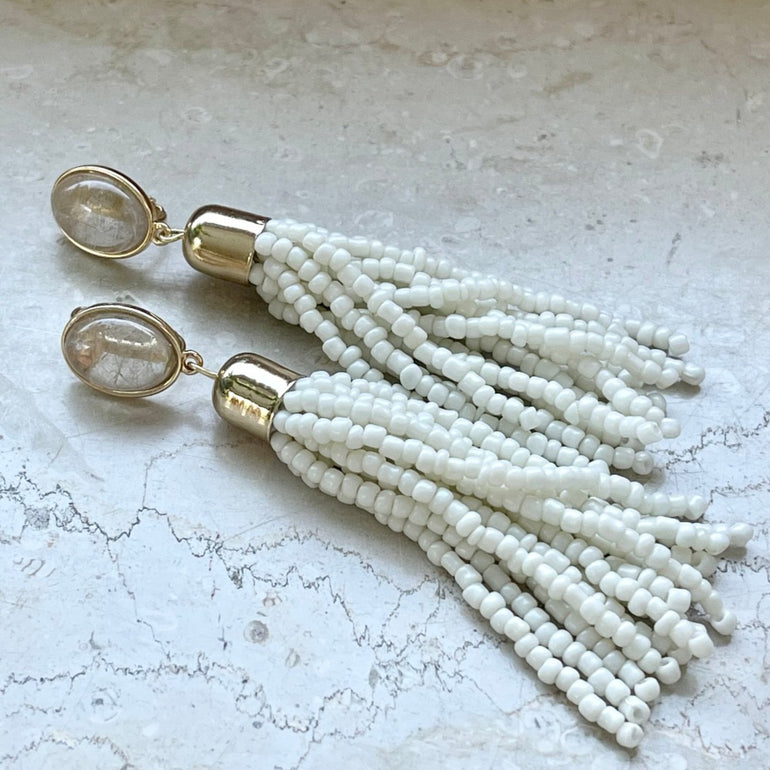 Statement Clip-Verschluss Ohrringe JULIANA mit auffälligem Rutilstein. Farbe: Weiß. Maße: Länge 9,8 cm, Breite 1,3 cm. Gewicht für das Paar: ca. 27,93 g. Gefertigt aus hochwertigem 18 K vergoldetem Messing, verziert mit einzigartigem Rutil. Stilvolles Design für einen beeindruckenden Look.