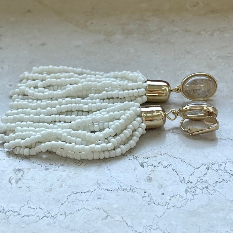 Statement Clip-Verschluss Ohrringe JULIANA mit auffälligem Rutilstein. Farbe: Weiß. Maße: Länge 9,8 cm, Breite 1,3 cm. Gewicht für das Paar: ca. 27,93 g. Gefertigt aus hochwertigem 18 K vergoldetem Messing, verziert mit einzigartigem Rutil. Stilvolles Design für einen beeindruckenden Look.