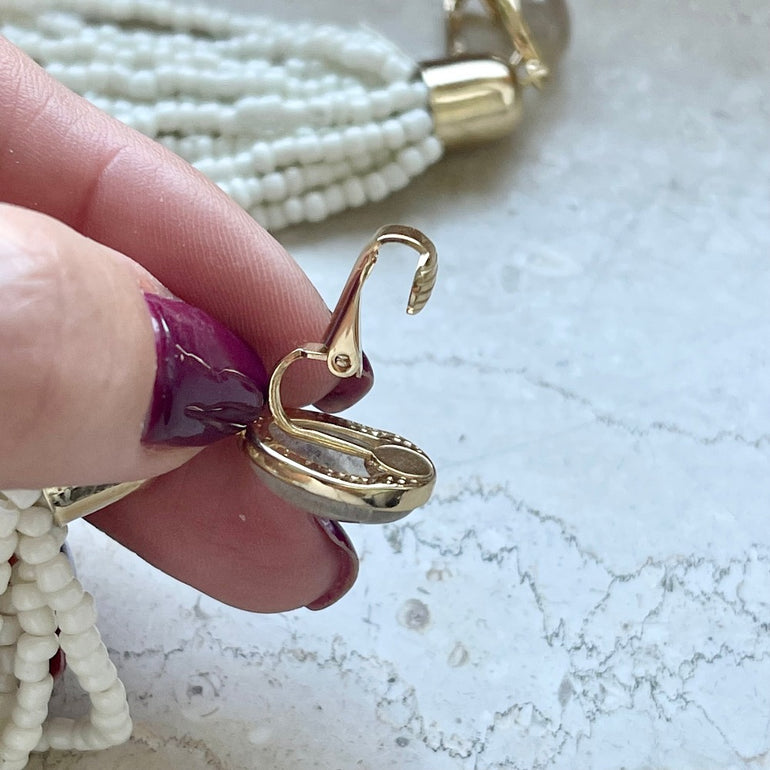 Statement Clip-Verschluss Ohrringe JULIANA mit auffälligem Rutilstein. Farbe: Weiß. Maße: Länge 9,8 cm, Breite 1,3 cm. Gewicht für das Paar: ca. 27,93 g. Gefertigt aus hochwertigem 18 K vergoldetem Messing, verziert mit einzigartigem Rutil. Stilvolles Design für einen beeindruckenden Look.