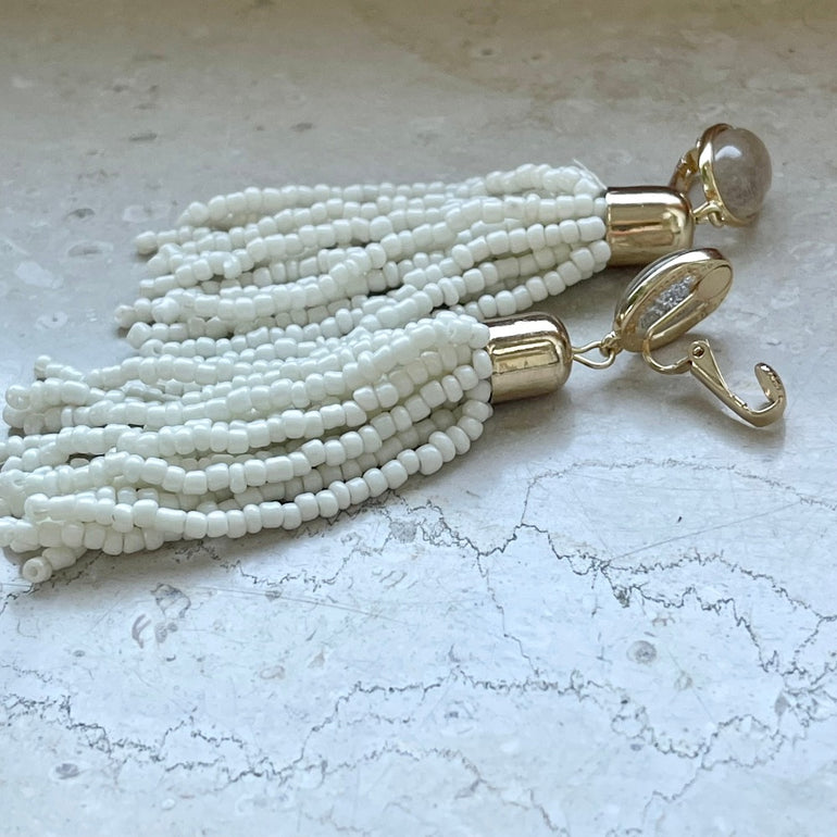 Statement Clip-Verschluss Ohrringe JULIANA mit auffälligem Rutilstein. Farbe: Weiß. Maße: Länge 9,8 cm, Breite 1,3 cm. Gewicht für das Paar: ca. 27,93 g. Gefertigt aus hochwertigem 18 K vergoldetem Messing, verziert mit einzigartigem Rutil. Stilvolles Design für einen beeindruckenden Look.