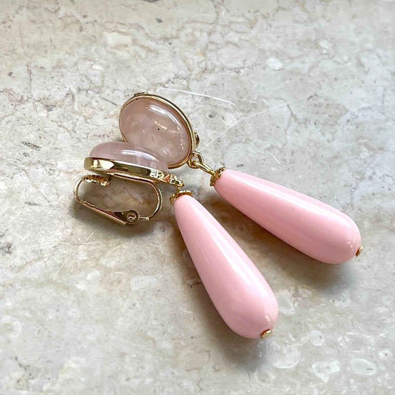 Vielseitige Ohrclips ANTONELLA mit sanftem Rosenquarz und praktischem Clip-Verschluss - Perfekte Ergänzung für jeden Look