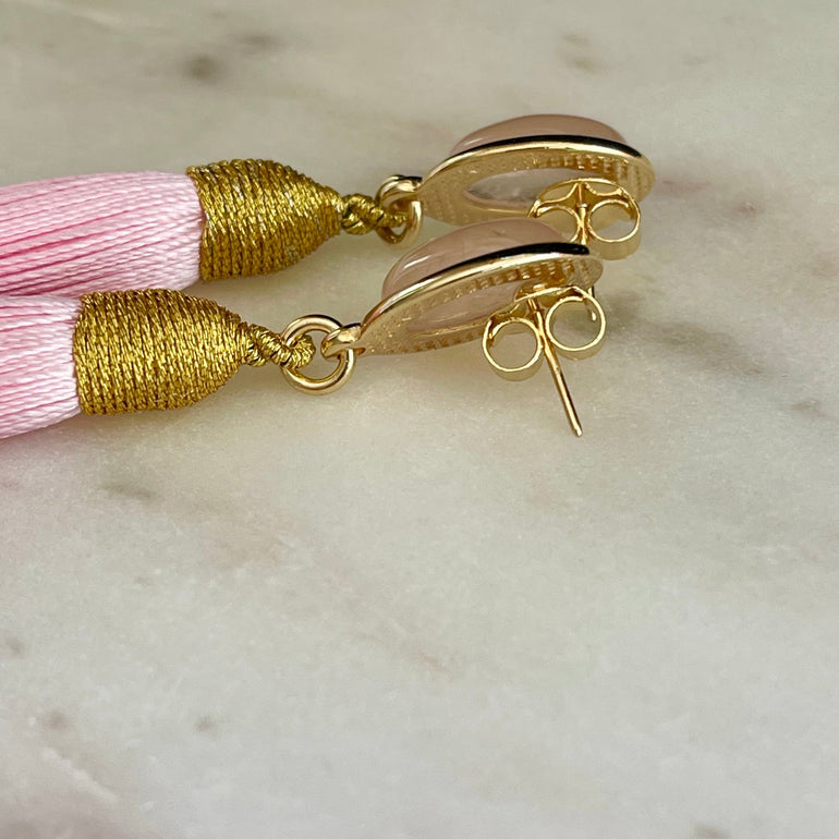 Rosa Rosenquarz und Quasten. Stecker-Verschluss. Gewicht: 10 g/Paar. Maße: Länge ca. 8 cm, Breite 1,3 cm. 18 K vergoldetes Messing. Stilvoll und hochwertig. Rosenquarz symbolisiert zarte Stärke. Moderne Quasten für jugendliche Frische