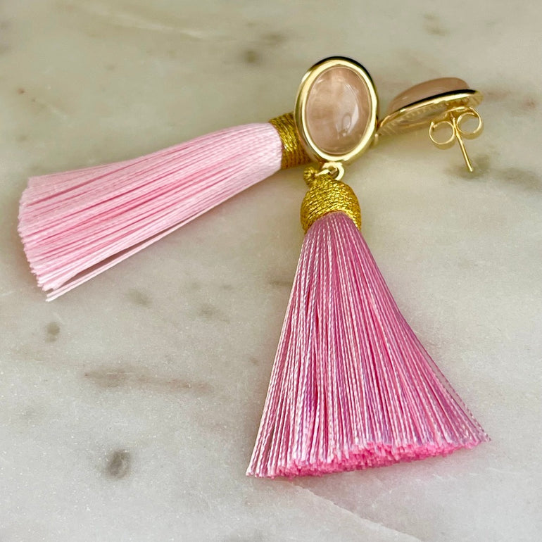 Rosa Rosenquarz und Quasten. Stecker-Verschluss. Gewicht: 10 g/Paar. Maße: Länge ca. 8 cm, Breite 1,3 cm. 18 K vergoldetes Messing. Stilvoll und hochwertig. Rosenquarz symbolisiert zarte Stärke. Moderne Quasten für jugendliche Frische