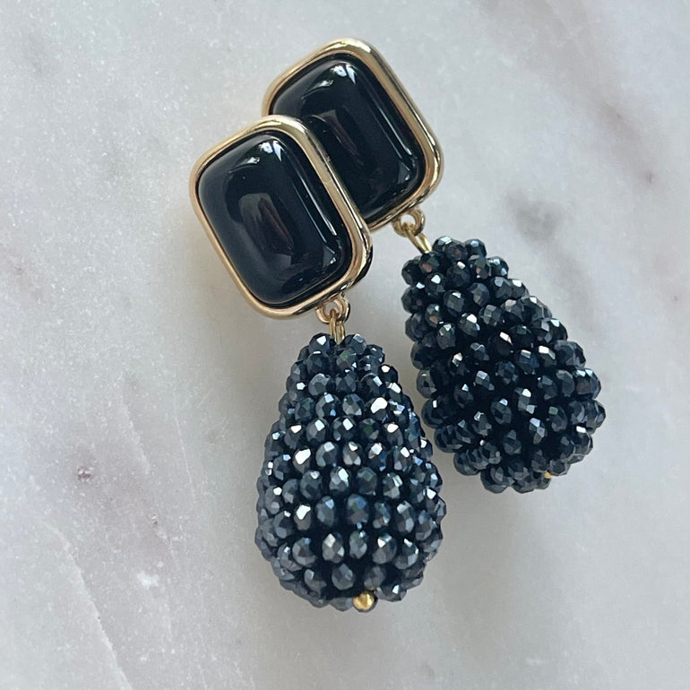 Ohrclips CHARLOTTE mit schwarzem Achat: Zeitlose Eleganz. Clip-Verschluss, 18 K vergoldetes Messing. Länge 4,8 cm, Breite 1,3 cm. Mit Kristall-Anhänger für zeitgenössisches Flair. Einfach anzubringen und bequem zu tragen