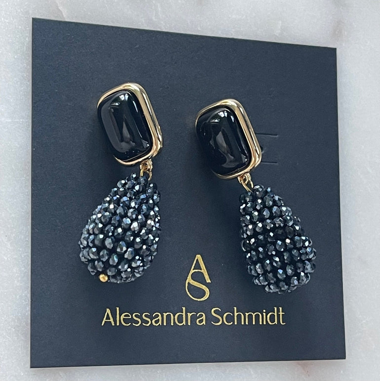 Ohrclips CHARLOTTE mit schwarzem Achat: Zeitlose Eleganz. Clip-Verschluss, 18 K vergoldetes Messing. Länge 4,8 cm, Breite 1,3 cm. Mit Kristall-Anhänger für zeitgenössisches Flair. Einfach anzubringen und bequem zu tragen