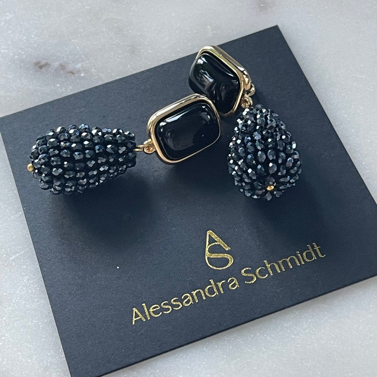 Ohrclips CHARLOTTE mit schwarzem Achat: Zeitlose Eleganz. Clip-Verschluss, 18 K vergoldetes Messing. Länge 4,8 cm, Breite 1,3 cm. Mit Kristall-Anhänger für zeitgenössisches Flair. Einfach anzubringen und bequem zu tragen