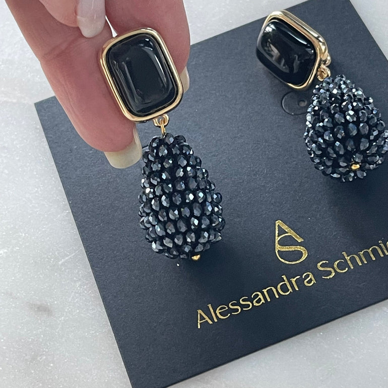 Ohrclips CHARLOTTE mit schwarzem Achat: Zeitlose Eleganz. Clip-Verschluss, 18 K vergoldetes Messing. Länge 4,8 cm, Breite 1,3 cm. Mit Kristall-Anhänger für zeitgenössisches Flair. Einfach anzubringen und bequem zu tragen