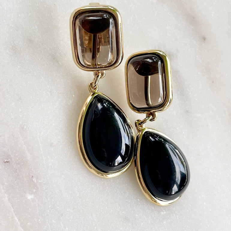 Raffinierte Ohrringe mit Clip-Verschluss: Rutil-Natursteine und schwarzer Achat. Länge 4,9 cm