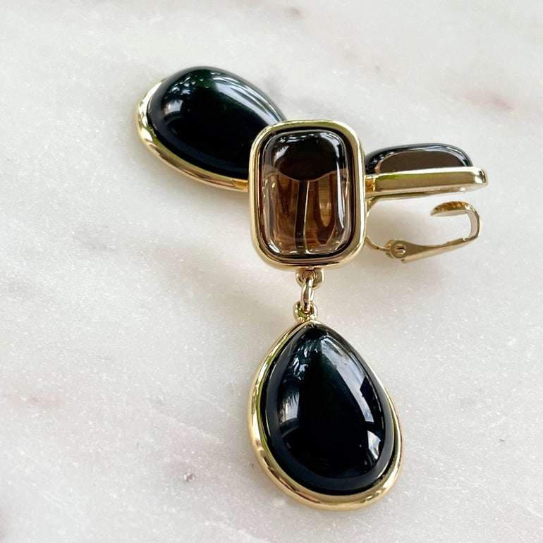 Raffinierte Ohrringe mit Clip-Verschluss: Rutil-Natursteine und schwarzer Achat. Länge 4,9 cm