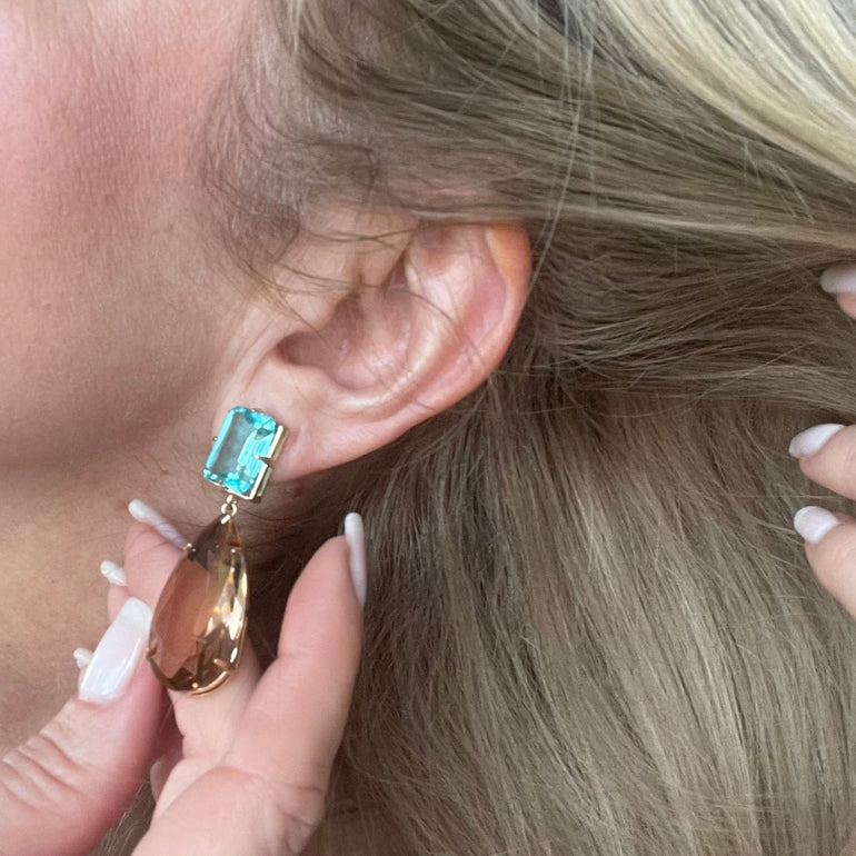 Ohrhänger mit Kristallen Citrin und Aquamarin - Mit Clip-Verschluss - Länge: 5,0 cm, Breite: 1,5 cm - Hergestellt aus 18 K vergoldetem Messing mit funkelnden Kristallen - Farben: Aquamarin und Citrin - Enthält ein komplettes Paar Ohrringe sowie zusätzliche Kristallanhänger in einer anderen Farbe.