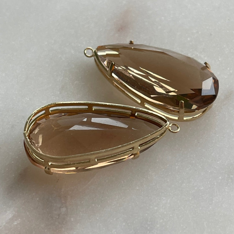 Ohrringe mit Kristallen Citrin und Aquamarin - Mit Clip-Verschluss - Länge: 5,0 cm. Enthält einen kompletten Ohrring und ein Paar zusätzliche Kristallanhänger in anderer Farbe - Inspiriert von der Queen’s Jewelry Kollektion - Bietet Flexibilität für verschiedene Looks und Stile.