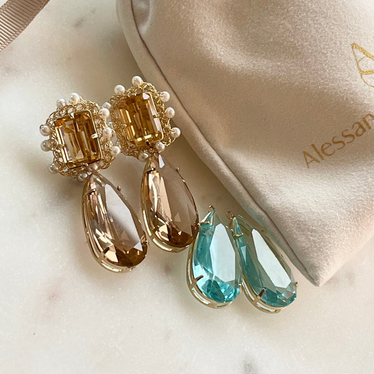 Ohrringe mit Kristallen Citrin und Aquamarin - Mit Clip-Verschluss - Länge: 5,0 cm. Enthält einen kompletten Ohrring und ein Paar zusätzliche Kristallanhänger in anderer Farbe - Inspiriert von der Queen’s Jewelry Kollektion - Bietet Flexibilität für verschiedene Looks und Stile.