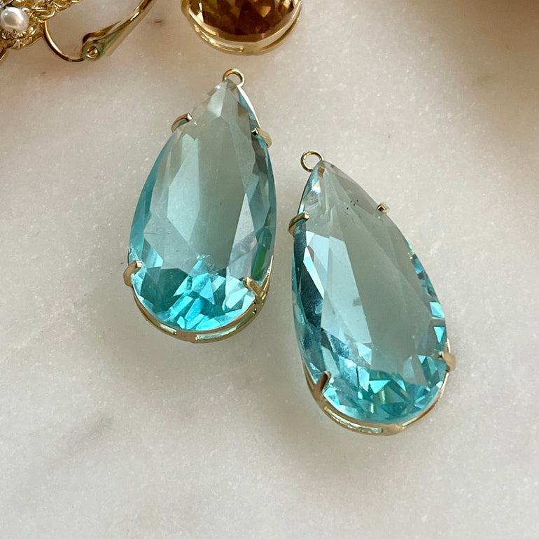 Ohrringe mit Kristallen Citrin und Aquamarin - Mit Clip-Verschluss - Länge: 5,0 cm. Enthält einen kompletten Ohrring und ein Paar zusätzliche Kristallanhänger in anderer Farbe - Inspiriert von der Queen’s Jewelry Kollektion - Bietet Flexibilität für verschiedene Looks und Stile.