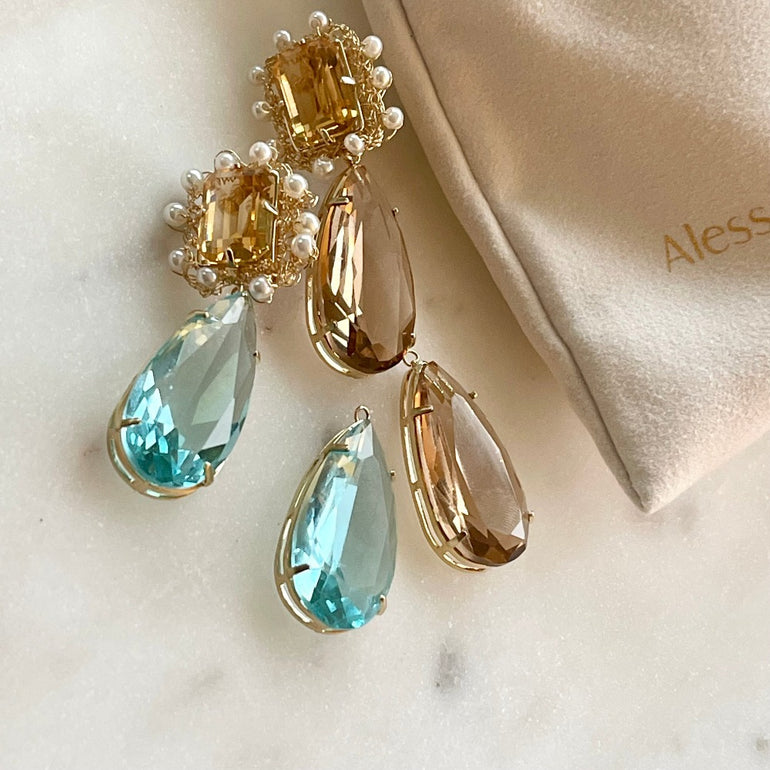 Ohrringe mit Kristallen Citrin und Aquamarin - Mit Clip-Verschluss - Länge: 5,0 cm. Enthält einen kompletten Ohrring und ein Paar zusätzliche Kristallanhänger in anderer Farbe - Inspiriert von der Queen’s Jewelry Kollektion - Bietet Flexibilität für verschiedene Looks und Stile.