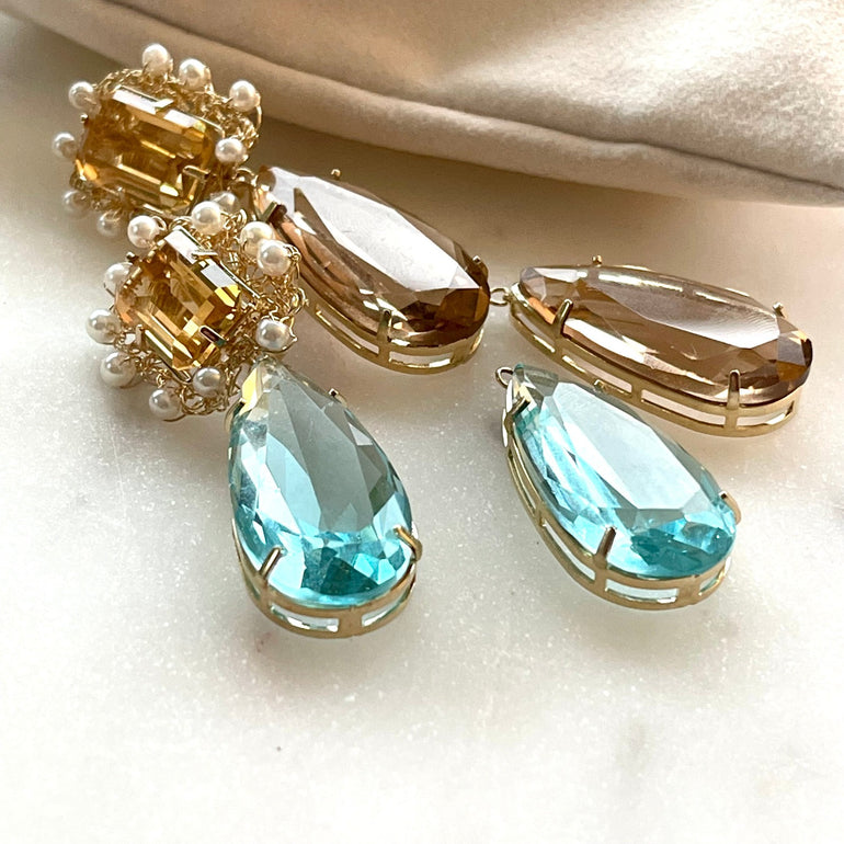 Ohrringe mit Kristallen Citrin und Aquamarin - Mit Clip-Verschluss - Länge: 5,0 cm. Enthält einen kompletten Ohrring und ein Paar zusätzliche Kristallanhänger in anderer Farbe - Inspiriert von der Queen’s Jewelry Kollektion - Bietet Flexibilität für verschiedene Looks und Stile.