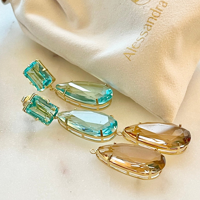 Ohrhänger mit Kristallen Citrin und Aquamarin - Mit Clip-Verschluss - Länge: 5,0 cm, Breite: 1,5 cm - Hergestellt aus 18 K vergoldetem Messing mit funkelnden Kristallen - Farben: Aquamarin und Citrin - Enthält ein komplettes Paar Ohrringe sowie zusätzliche Kristallanhänger in einer anderen Farbe.