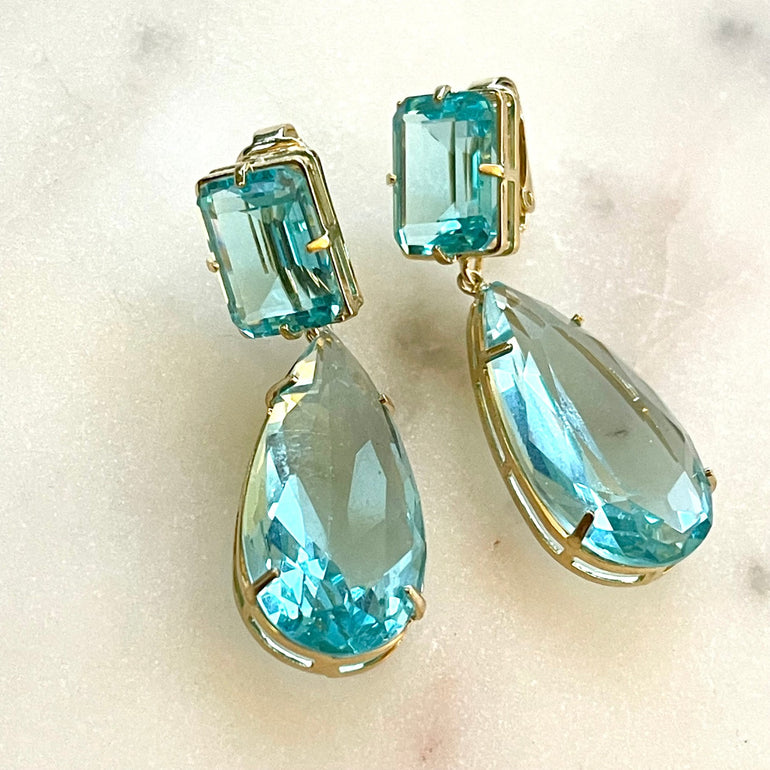 Ohrhänger mit Kristallen Citrin und Aquamarin - Mit Clip-Verschluss - Länge: 5,0 cm, Breite: 1,5 cm - Hergestellt aus 18 K vergoldetem Messing mit funkelnden Kristallen - Farben: Aquamarin und Citrin - Enthält ein komplettes Paar Ohrringe sowie zusätzliche Kristallanhänger in einer anderen Farbe.