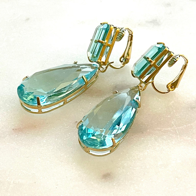 Ohrhänger mit Kristallen Citrin und Aquamarin - Mit Clip-Verschluss - Länge: 5,0 cm, Breite: 1,5 cm - Hergestellt aus 18 K vergoldetem Messing mit funkelnden Kristallen - Farben: Aquamarin und Citrin - Enthält ein komplettes Paar Ohrringe sowie zusätzliche Kristallanhänger in einer anderen Farbe.