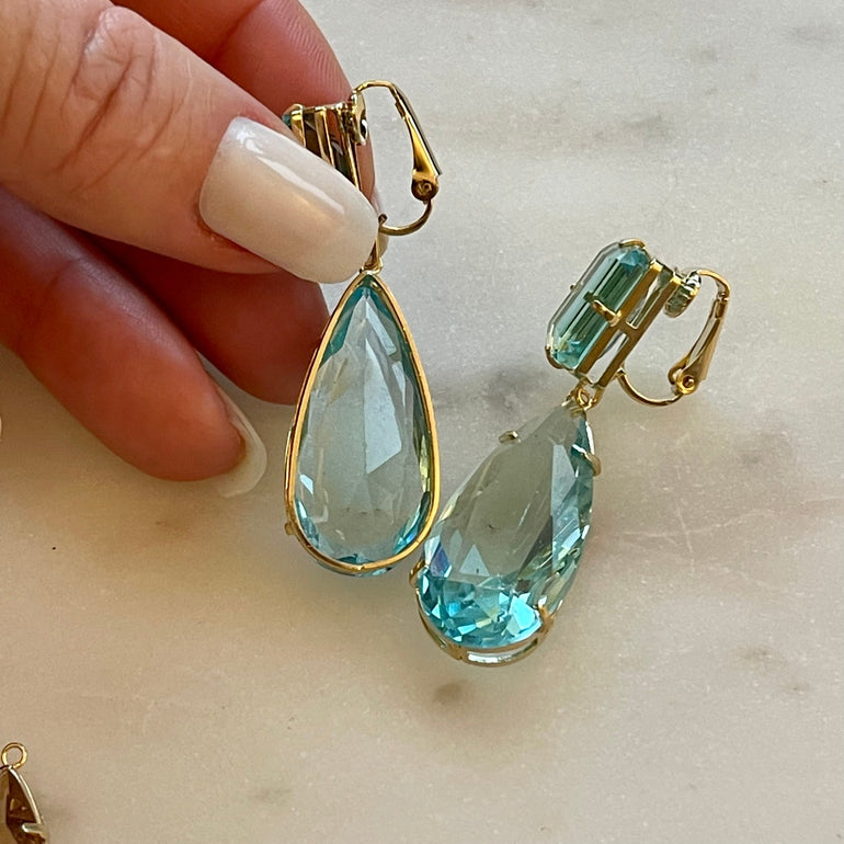 Ohrhänger mit Kristallen Citrin und Aquamarin - Mit Clip-Verschluss - Länge: 5,0 cm, Breite: 1,5 cm - Hergestellt aus 18 K vergoldetem Messing mit funkelnden Kristallen - Farben: Aquamarin und Citrin - Enthält ein komplettes Paar Ohrringe sowie zusätzliche Kristallanhänger in einer anderen Farbe.