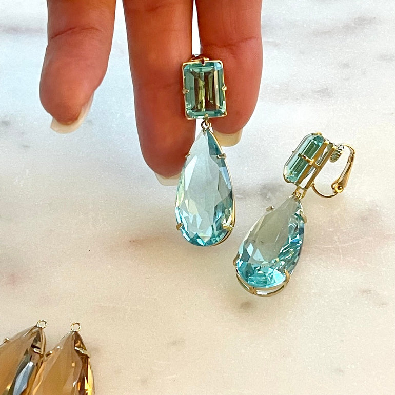 Ohrhänger mit Kristallen Citrin und Aquamarin - Mit Clip-Verschluss - Länge: 5,0 cm, Breite: 1,5 cm - Hergestellt aus 18 K vergoldetem Messing mit funkelnden Kristallen - Farben: Aquamarin und Citrin - Enthält ein komplettes Paar Ohrringe sowie zusätzliche Kristallanhänger in einer anderen Farbe.
