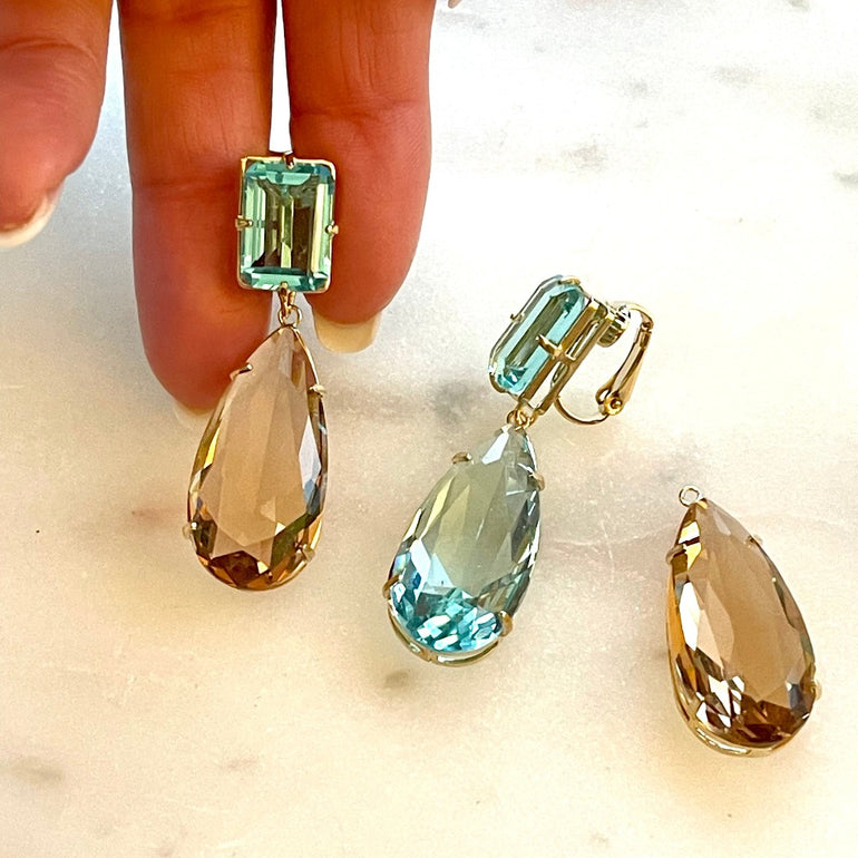Ohrhänger mit Kristallen Citrin und Aquamarin - Mit Clip-Verschluss - Länge: 5,0 cm, Breite: 1,5 cm - Hergestellt aus 18 K vergoldetem Messing mit funkelnden Kristallen - Farben: Aquamarin und Citrin - Enthält ein komplettes Paar Ohrringe sowie zusätzliche Kristallanhänger in einer anderen Farbe.