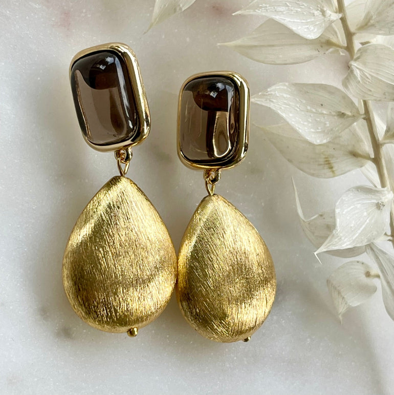 Ohrclips BELLA mit Rutil: Glamouröser Blickfang. Clip-Verschluss, 18 K vergoldetes Messing. Strahlender Rutil in Kombination mit goldenem Tropfen. Länge 5,0 cm, Breite 1,5 cm. Farbe: Gold. Perfekt für besondere Anlässe und den Alltag