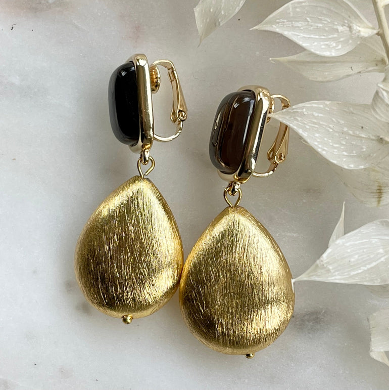 Ohrclips BELLA mit Rutil: Glamouröser Blickfang. Clip-Verschluss, 18 K vergoldetes Messing. Strahlender Rutil in Kombination mit goldenem Tropfen. Länge 5,0 cm, Breite 1,5 cm. Farbe: Gold. Perfekt für besondere Anlässe und den Alltag
