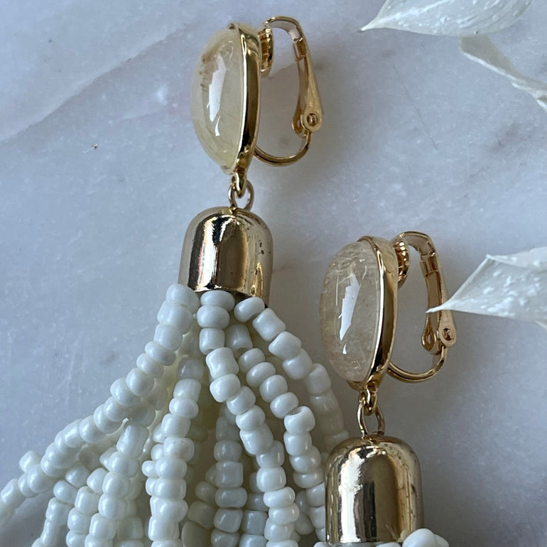 Statement Clip-Verschluss Ohrringe JULIANA mit auffälligem Rutilstein. Farbe: Weiß. Maße: Länge 9,8 cm, Breite 1,3 cm. Gewicht für das Paar: ca. 27,93 g. Gefertigt aus hochwertigem 18 K vergoldetem Messing, verziert mit einzigartigem Rutil. Stilvolles Design für einen beeindruckenden Look.