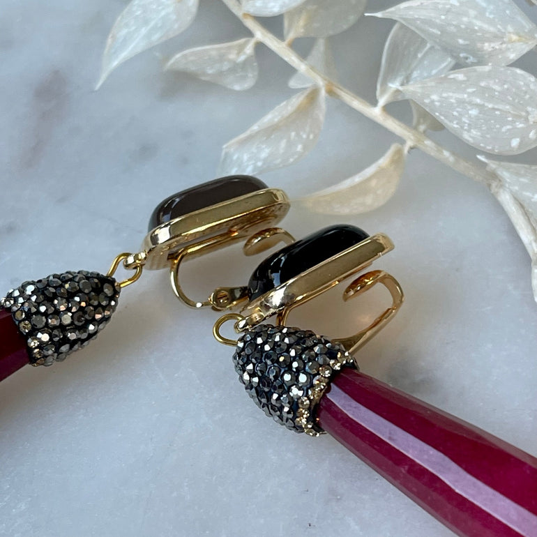 Ohrclips "MARIELA" mit Obsidian, Marcassite und Achat - Mit Clip-Verschluss - Farben: Rauchgrau und Rot - Länge. 8,00 cm Gewicht: ca. 26,75 g pro Paar - 18 K vergoldetes Messing mit natürlichen Obsidian, Marcassite und Achatsteinen