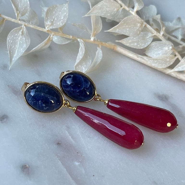 Stilvolle Ohrclips ANTONELLA: Blau und Rot vereint mit Clip-Verschluss. Länge: 5,0 cm, Gewicht: ca. 12,88 g. Hochwertiges 18 K vergoldetes Messing mit Sodalith und Achat