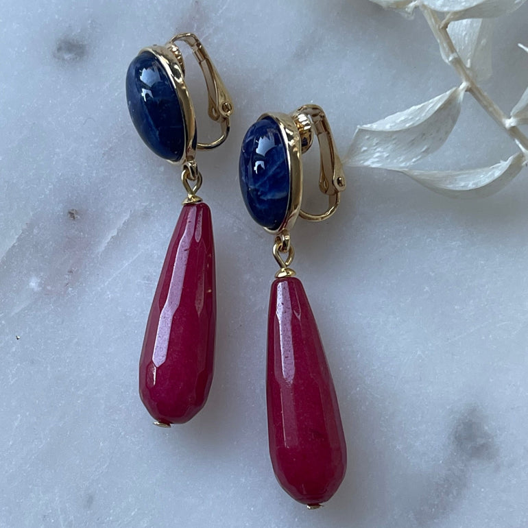 Stilvolle Ohrclips ANTONELLA: Blau und Rot vereint mit Clip-Verschluss. Länge: 5,0 cm, Gewicht: ca. 12,88 g. Hochwertiges 18 K vergoldetes Messing mit Sodalith und Achat