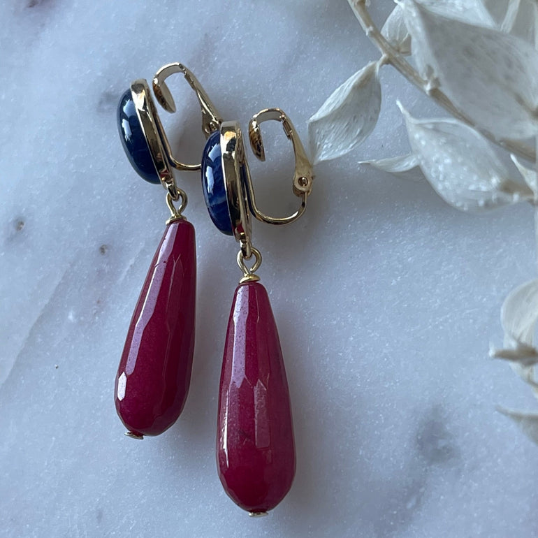 Stilvolle Ohrclips ANTONELLA: Blau und Rot vereint mit Clip-Verschluss. Länge: 5,0 cm, Gewicht: ca. 12,88 g. Hochwertiges 18 K vergoldetes Messing mit Sodalith und Achat