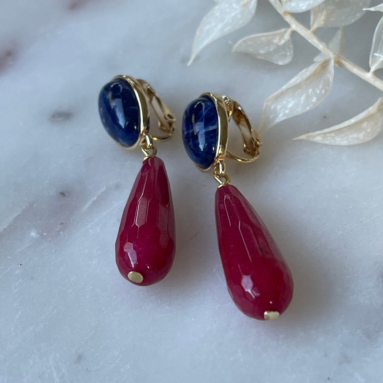 Stilvolle Ohrclips ANTONELLA: Blau und Rot vereint mit Clip-Verschluss. Länge: 5,0 cm, Gewicht: ca. 12,88 g. Hochwertiges 18 K vergoldetes Messing mit Sodalith und Achat