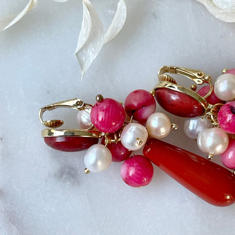 Ohrclips "LINA" mit Süßwasserperlen und Korallen - Mit praktischem Clip-Verschluss  Länge: 5,5 cm - 18 K vergoldetes Messing mit eleganten Süßwasserperlen und leuchtenden Korallen 